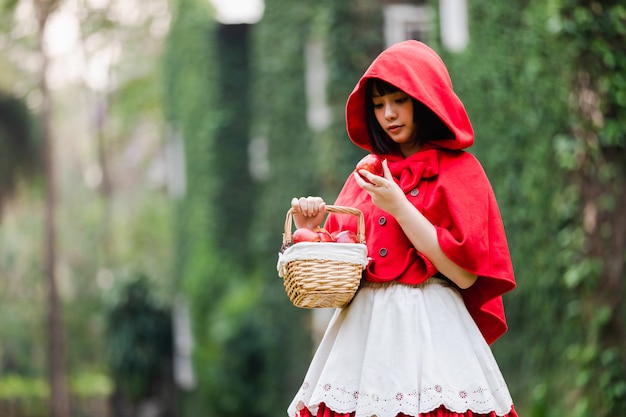 Portret jonge vrouw met Little Red