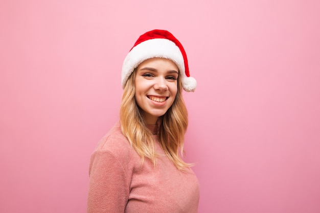 portret jonge vrouw met roze trui en kerstmuts