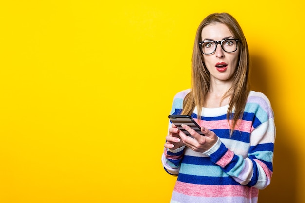 portret jonge vrouw met telefoon