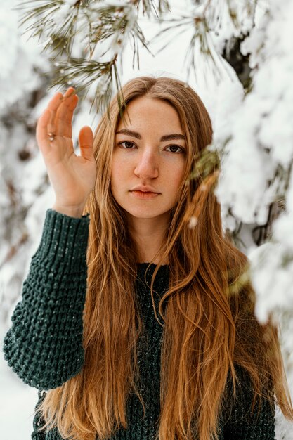 Foto portret jonge vrouw op winterdag