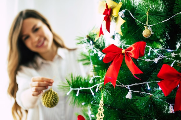 portret jonge vrouw thuis op kersttijd