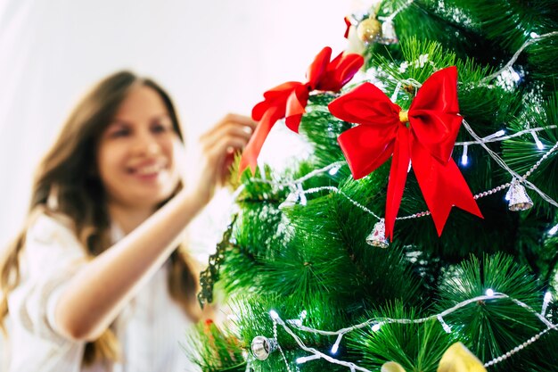 portret jonge vrouw thuis op kersttijd