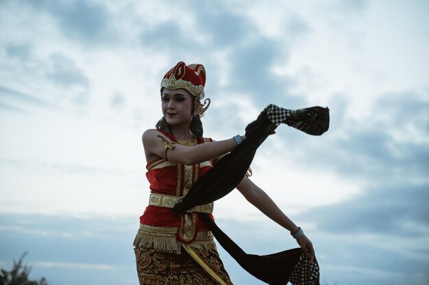 Portret jonge vrouwen die traditionele Javaanse dansbewegingen presenteren