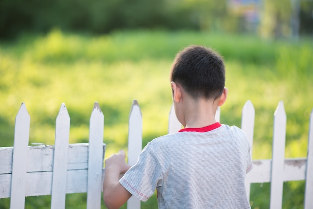 Foto portret jongen in de natuur