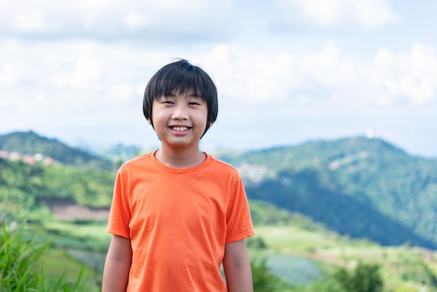 Portret jongetje met landschap berg