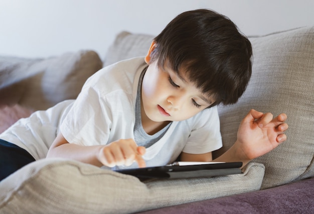 portret Kid verblijf thuis ontspannen in de woonkamer in de zomer