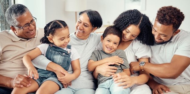 Portret kinderen met grootouders in een groot gezin als moeder en vader jongen knuffelen op de bank of bank Vader moeder en jonge kinderen blij om te genieten van binding met mooie grootmoeder en oude man thuis