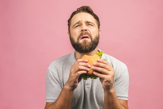 Portret knappe jonge man eten