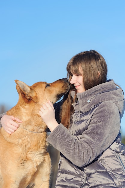 Portret knappe jonge vrouw, kuste haar goede vriend hond