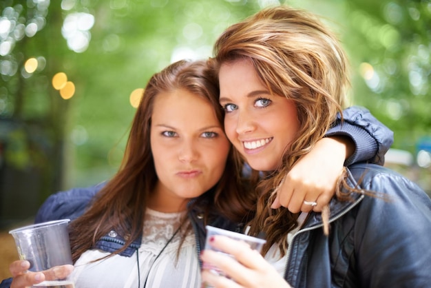 Foto portret knuffel en vrouwen met bier muziekfestival en geluk met weekendvakantie en zomer gezicht mensen en vrienden in een park en bos voor een evenement en feest met alcohol en concert met plezier