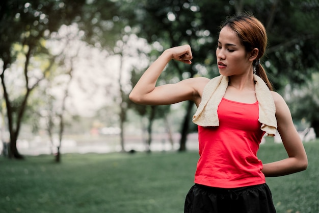 portret kracht vrouw biceps spier.