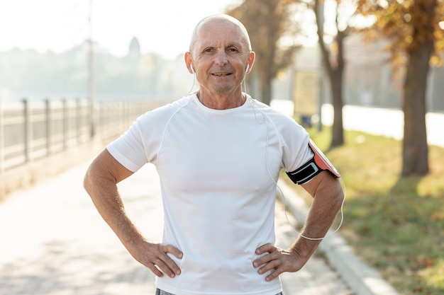 Foto portret lachende oudere man atleet