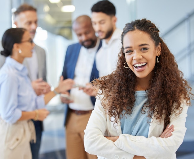 Portret leider en zakenvrouw met de armen gekruist in het kantoor glimlach of positieve mentaliteit Leiderschap gezicht en vrouwelijke persoon met trots ambitie en professionele HR management op de werkplek