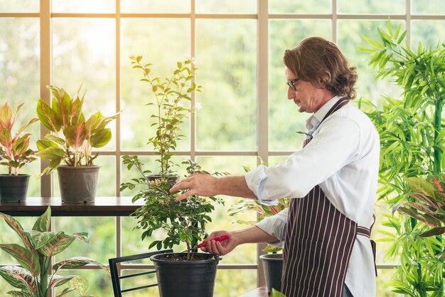 portret man het verzorgen van planten