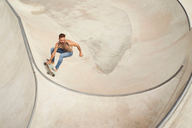 portret man in het park met een skateboard