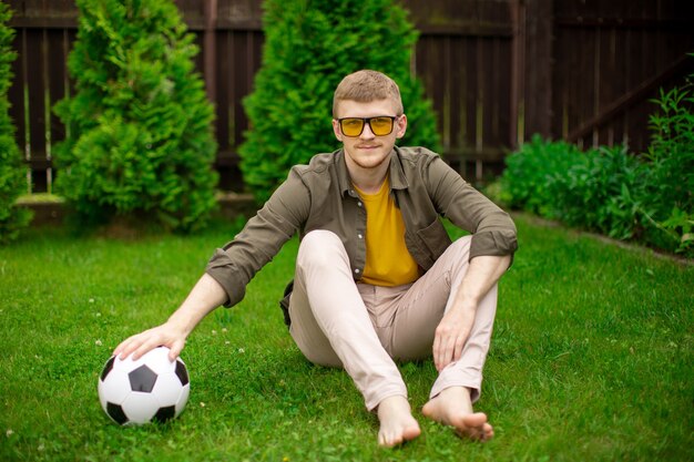 portret man met een voetbalbal