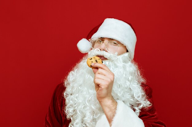 portret man verkleed als kerstman chocolade chip eten