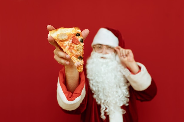 Portret man verkleed als kerstman met pizza