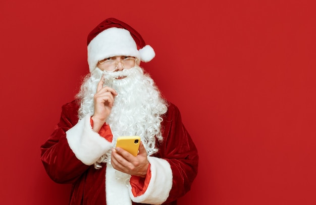 portret man verkleed als kerstman met telefoon