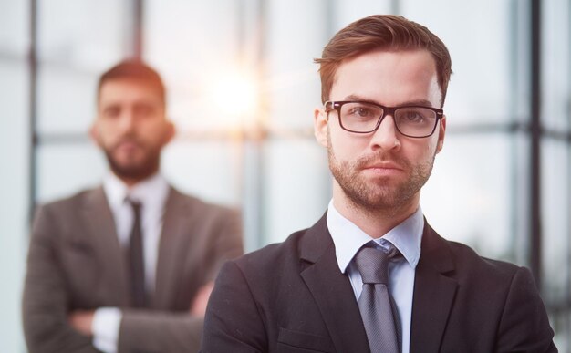 Portret mannelijke werknemer kijkt naar camera positieve werknemer poseert voor bedrijf zakelijke directory met collega's