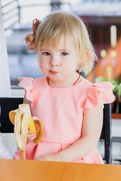 portret meisje eet een banaan