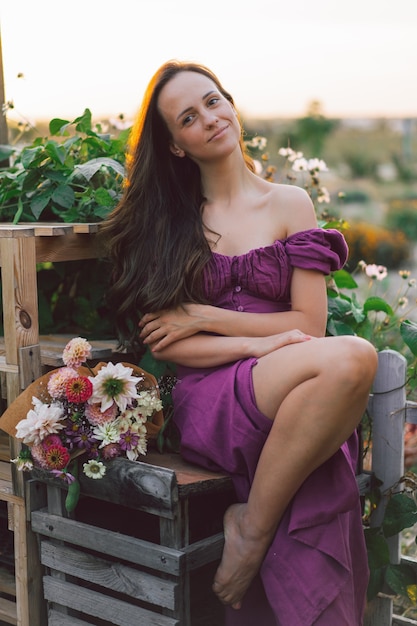 Portret meisje met lang haar in de serre. Loop door de bloementuin. Meisje en bloemen. Floristiek.