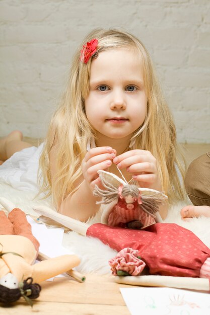 Foto portret meisje met met de hand gemaakt speelgoed