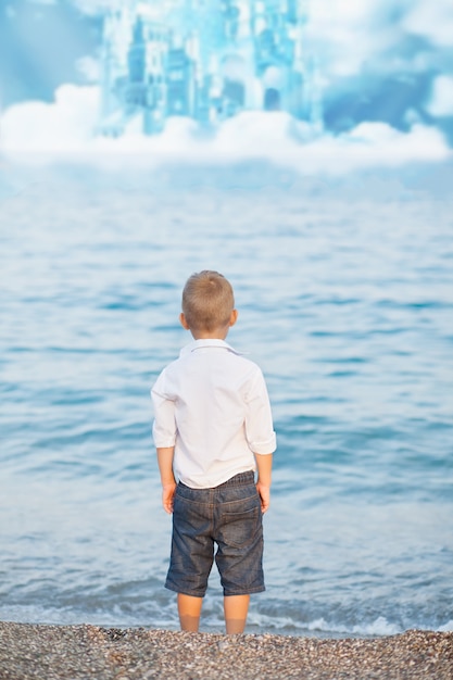 Portret met kleine jongen die zich op het strand bevindt