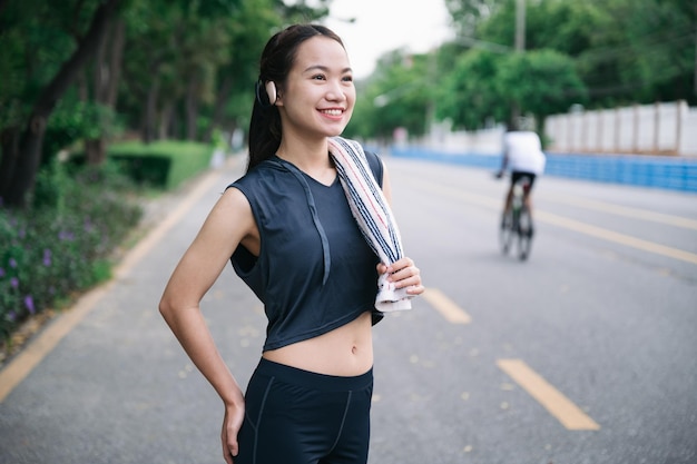 Portret mooi meisje oefening joggen met boom achtergrond