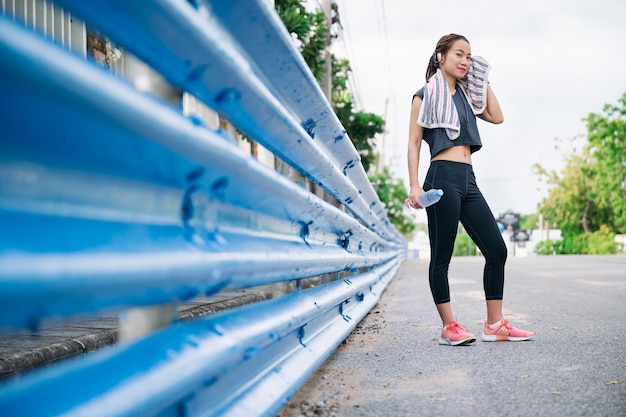 Portret mooi meisje oefening joggen met boom achtergrond