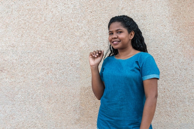 Portret, mooie Afro-Amerikaanse vrouw met lang haar lacht en kijkt