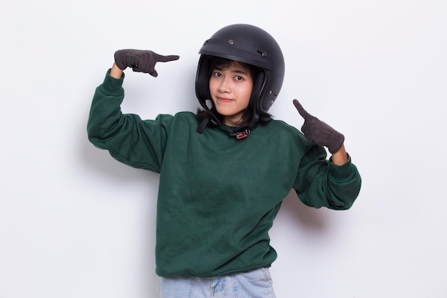 portret mooie aziatische vrouw die motorhelm draagt die op witte achtergrond wordt geïsoleerd