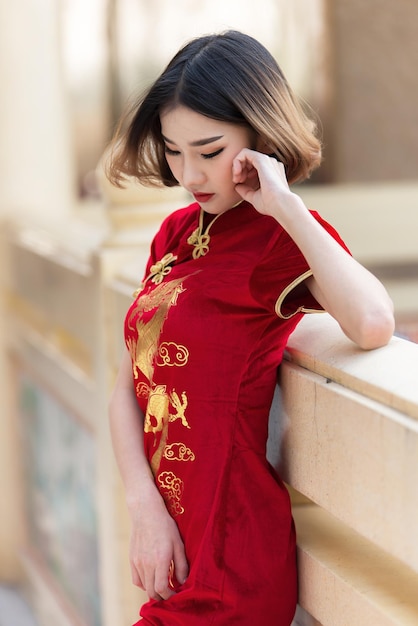 Portret mooie Aziatische vrouw in Cheongsam dressThailand mensen Gelukkig Chinees Nieuwjaar concept Gelukkig Aziatische dame in Chinese traditionele kleding