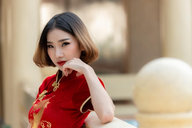 Portret mooie Aziatische vrouw in Cheongsam dressThailand mensen Gelukkig Chinees Nieuwjaar concept Gelukkig Aziatische dame in Chinese traditionele kleding