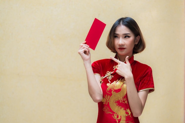 Portret mooie Aziatische vrouw in Cheongsam dressThailand mensen Gelukkig Chinees Nieuwjaar concept Gelukkig Aziatische dame in Chinese traditionele kleding