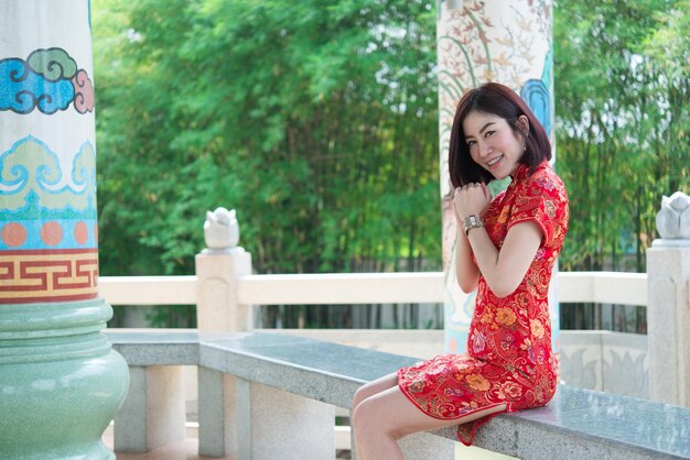 Portret mooie Aziatische vrouw in Cheongsam dressThailand mensen Gelukkig Chinees nieuwjaar concept