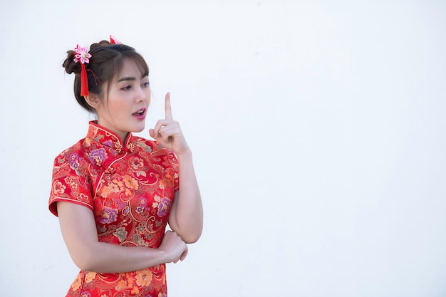 Portret mooie Aziatische vrouw in Cheongsam jurk op witte achtergrond Thailand mensen Gelukkig Chinees Nieuwjaar concept Gelukkig Aziatische dame in Chinese traditionele kleding