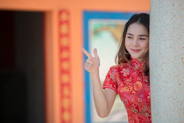 Portret mooie Aziatische vrouw in Cheongsam-jurk, Thailand-mensen, Gelukkig Chinees nieuwjaarsconcept, Hap