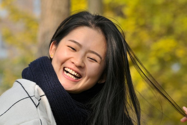 Portret mooie Aziatische vrouw in een Chinese cheongsam poseren met een mooie foto
