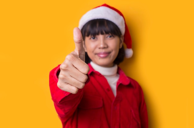 Portret mooie Aziatische vrouwen dragen kerstmuts