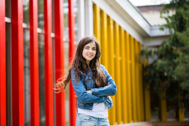 Portret mooie glimlachende vrouw buiten.