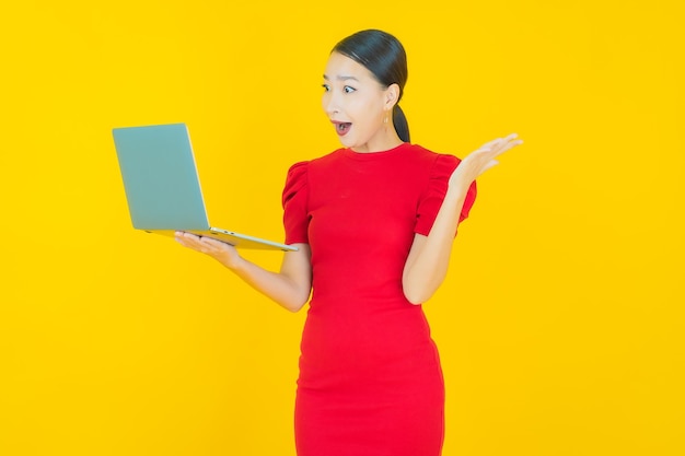 Portret mooie jonge Aziatische vrouw glimlach met computer laptop op geïsoleerde background