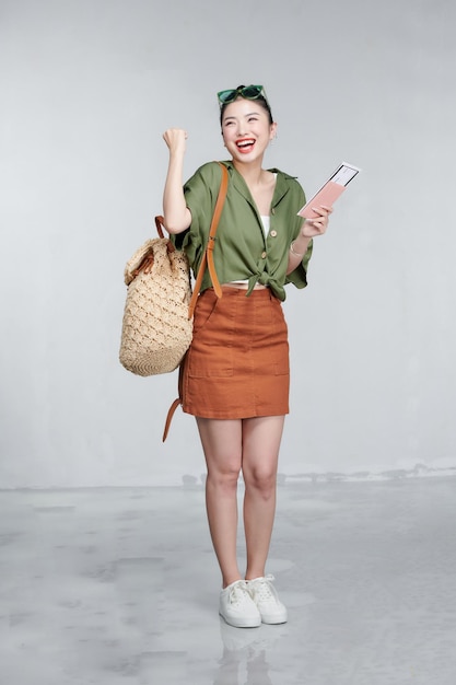 Portret mooie jonge aziatische vrouw met rugzak reistas met paspoort en boarding pass ticket