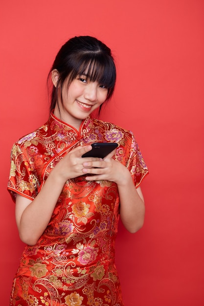 Portret mooie jonge vrouw gebruik slimme mobiele telefoon