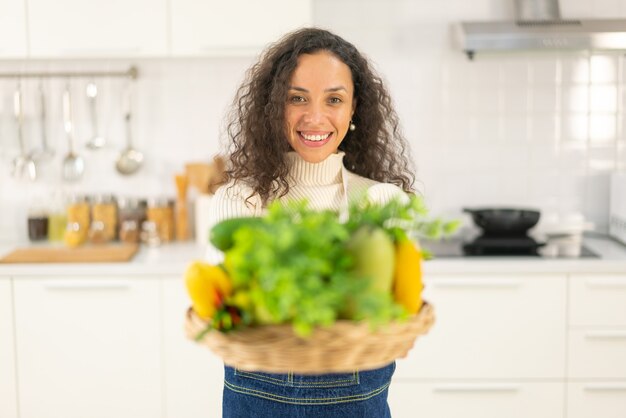 Portret mooie Latijnse vrouw in keuken