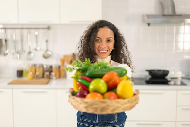 Portret mooie Latijnse vrouw in keuken