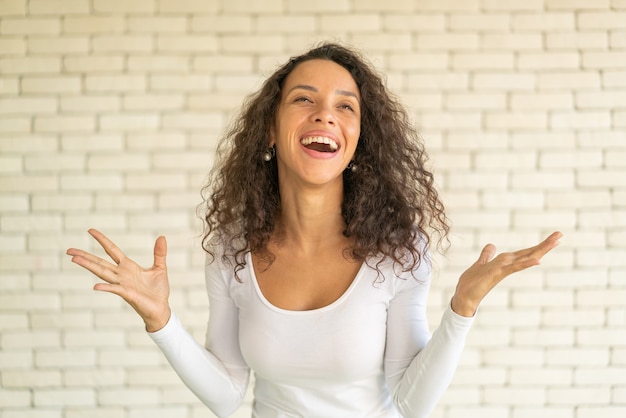 Portret mooie Latijnse vrouw met glimlach en gelukkig gevoel