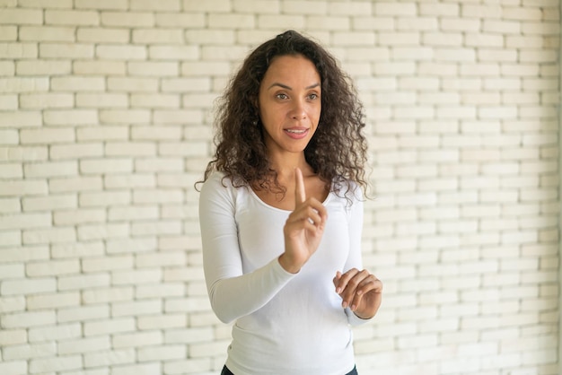 portret mooie Latijnse vrouw met glimlach en gelukkig gevoel