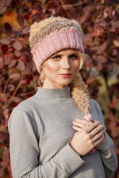 portret mooie vrouw in de natuur met gebreide muts