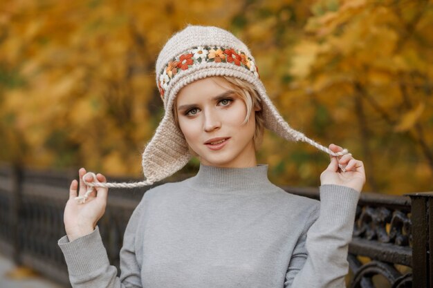 Foto portret mooie vrouw in de natuur met gebreide muts